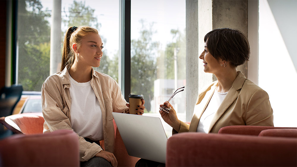Comunica IA a tus empleados Colaboradores entablando conversación amistosa
