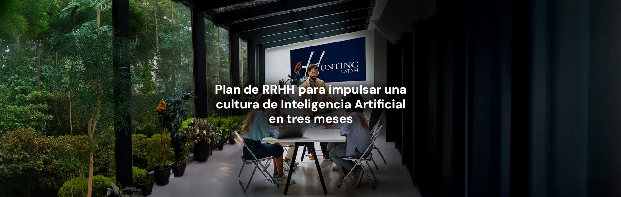 Plan de RRHH para impulsar una cultura de IA en 3 meses Equipo de Recursos Humanos desarrollando estrategia de implementación de IA en sala de reuniones